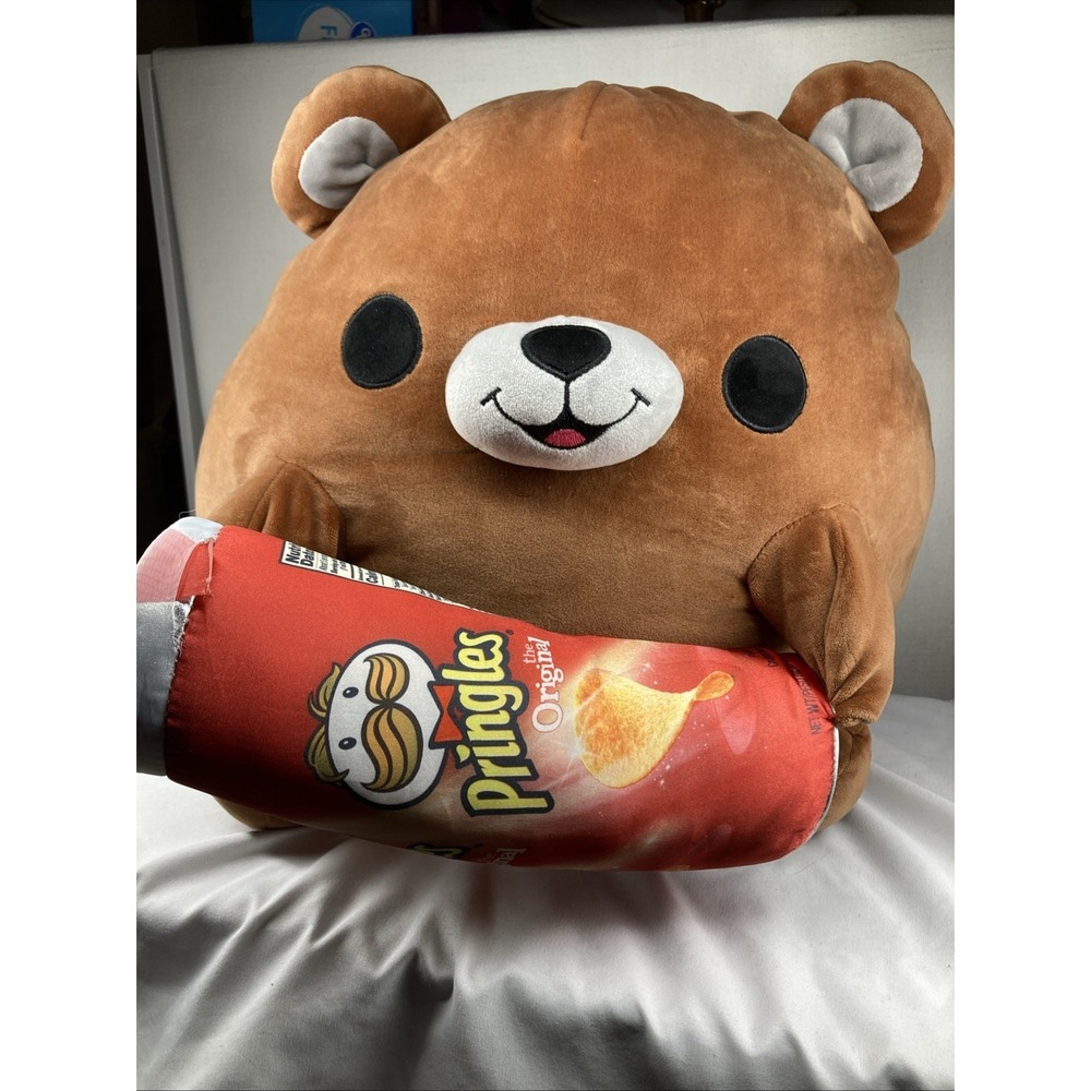 ZURU Snackles bear plush holding a mini Pringles Original can.